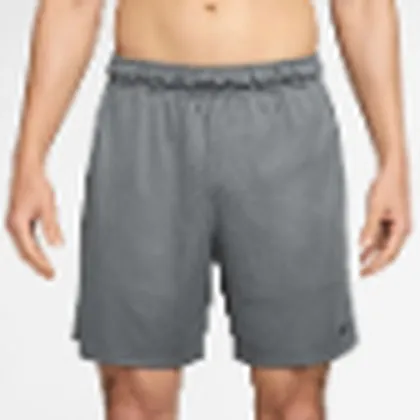 Nike Flex short de training de 7" para caballero · Gris / Negro